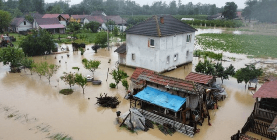 Σερβία - Βοσνία: Πολίτες απομακρύνονται από τα σπίτια τους εξαιτίας σφοδρών βροχοπτώσεων και πλημμυρών