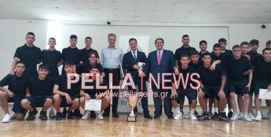Βράβευσε τη Μικτή Πέλλας Κ16 ο Αντιπεριφερειάρχης Πέλλας Ι. Τζαμτζής-Άδωνις και Συρίγος στην απονομή
