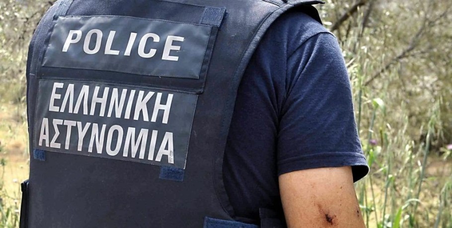 Ξυλοκόπησε τη σύζυγό του και το γιο του με τη βοήθεια του αδελφού του