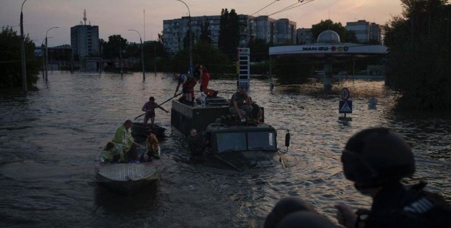 Μάχη για να απομακρυνθούν οι κάτοικοι από τις πλημμυρισμένες περιοχές στη Χερσώνα