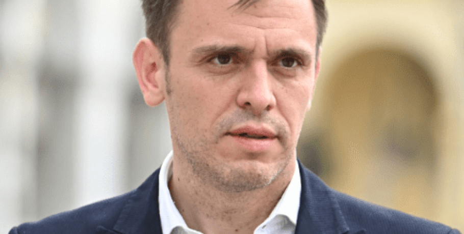 ΠΑΣΟΚ: 'Αστραψε" ο Μάντζος στην ενημέρωση των πολιτικών συντακτών
