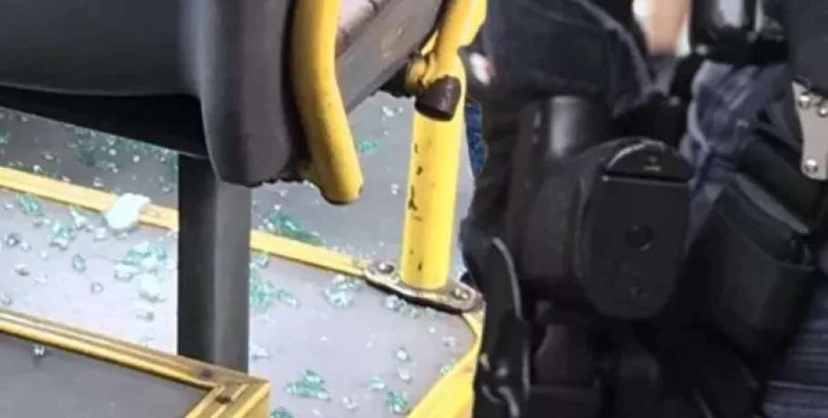 Ελευσίνα: Έσπασαν λεωφορείο και ξυλοκόπησαν τον οδηγό