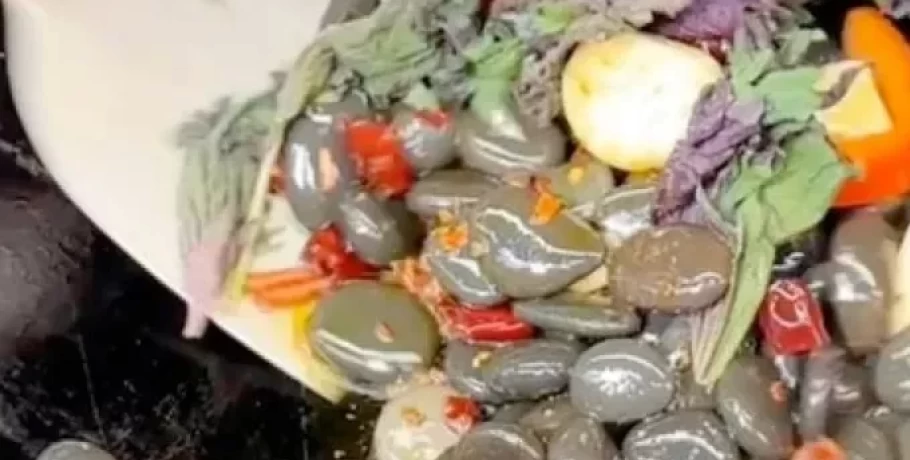 Oι τηγανητές πέτρες είναι η τελευταία μόδα του street food της Κίνας