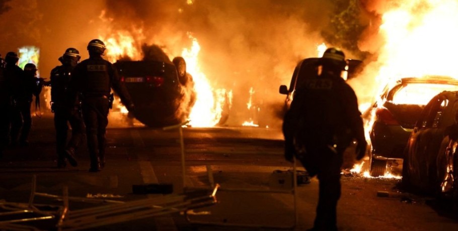 Πέντε 24ωρα χάους στην Γαλλία - Αγανάκτηση και ταραχές στη χώρα