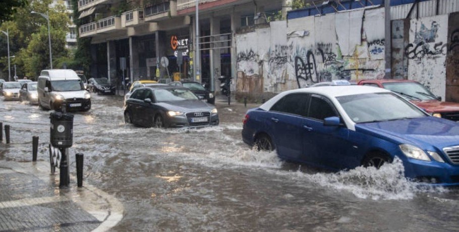 Απίστευτη βροχόπτωση και πλημμύρες-Τροχαίο στη Μουδανιών με έναν τραυματία!