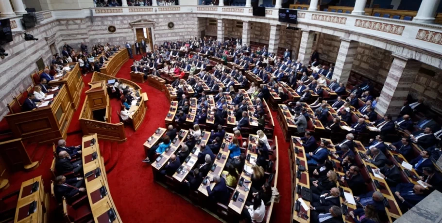 Μεγάλες «καραμπόλες» στην κατανομή των εδρών - Χάνει μία έδρα ο ΣΥΡΙΖΑ, κερδίζει μία το ΚΚΕ