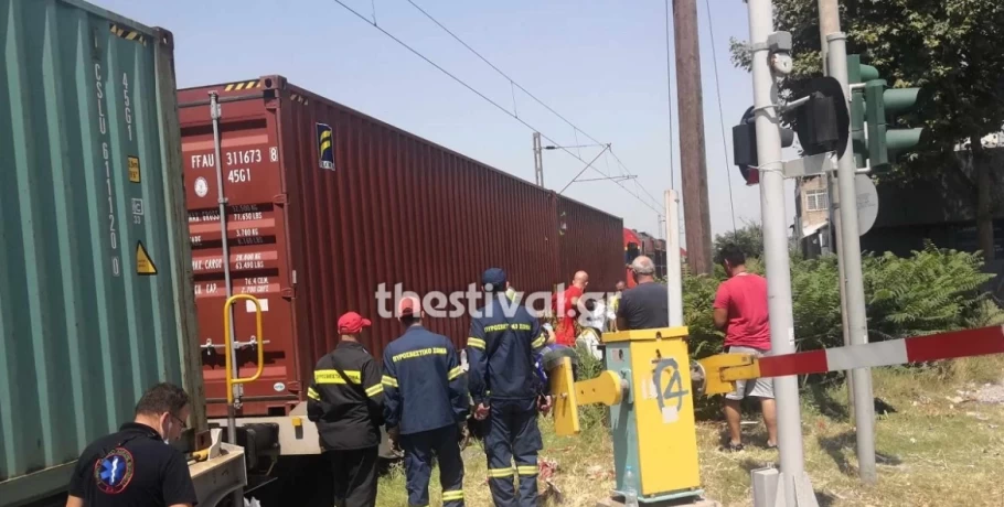 Θεσσαλονίκη: Τρένο παρέσυρε μηχανή