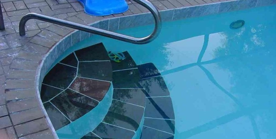 Νέα Μάκρη: Τουλάχιστον 3 λεπτά έμεινε η 10χρονη στον πάτο της πισίνας