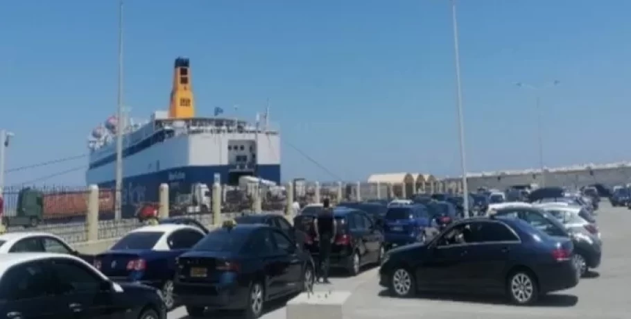 Ρόδος: Απέκλεισαν το λιμάνι οι ταξιτζήδες