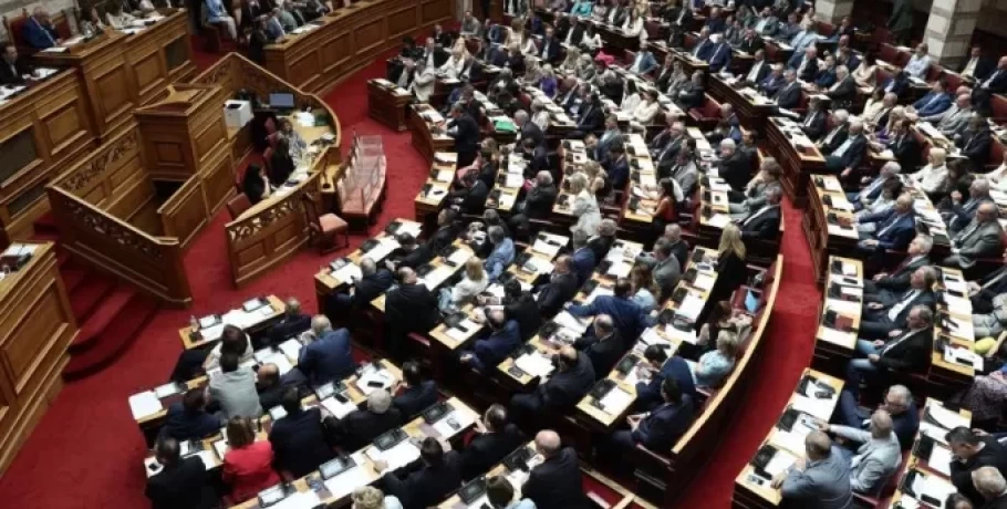 Στη Βουλή δικογραφία έπειτα από μήνυση επιζήσασας στα Τέμπη κατά του Κώστα Αχ. Καραμανλή