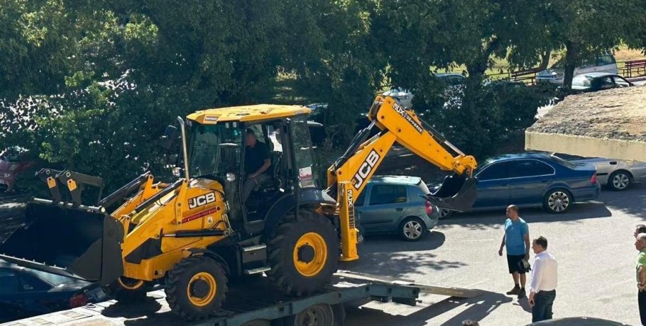 Καινούργιος φορτωτής- εκσκαφέας (JCB) στον δήμο Παιονίας