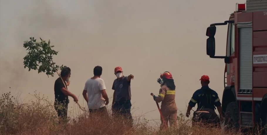 Φωτιές: Μάχη να μην μπουν οι φλόγες στο χωριό Βάτι στη Ρόδο - Εκκενώθηκε η περιοχή Λούτσες στην Κέρκυρα