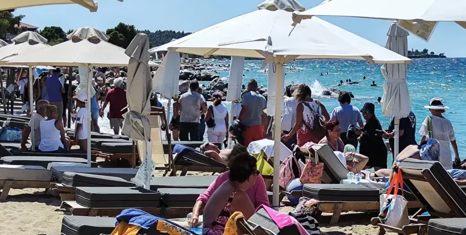 Κίνημα της πετσέτας: Διαμαρτυρίες κατά της ξαπλώστρας από την Ανάβυσσο ως τη Χαλκιδική