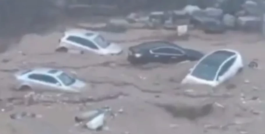 O τυφώνας Ντοκσούρι σαρώνει την Κίνα: Ποτάμια οι δρόμοι, 31.000 άνθρωποι άφησαν τα σπίτια τους