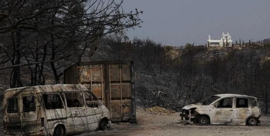 Φωτιά στη Ρόδο: Αίρεται ο κίνδυνος για 3 οικισμούς – Επιστρέφουν οι κάτοικοι στα σπίτια τους