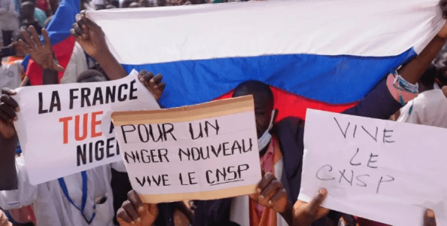 Επίθεση στη γαλλική πρεσβεία στον Νίγηρα - Προειδοποιήσεις χούντας κατά επέμβασης