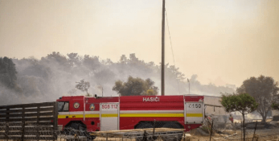 Ρόδος: Τριπλή η μάχη με τις φλόγες