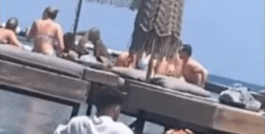 Φωτιά στη Ρόδο / Ζημιές στο beach bar που εξυπηρετούσε πελάτες δια θαλάσσης