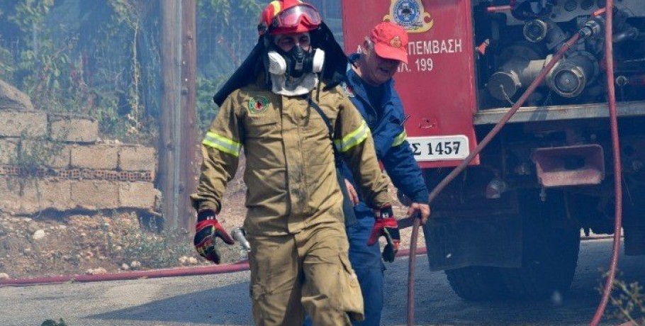 Ολονύχτια μάχη με τις φλόγες σε Ρόδο, Αίγιο, Κέρκυρα, Κάρυστο και Υλίκη