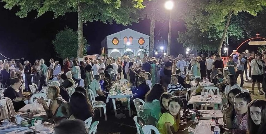 Χρυσή Αλμωπίας: Ενα απέραντο γλέντι στην εκκλησία του χωριού