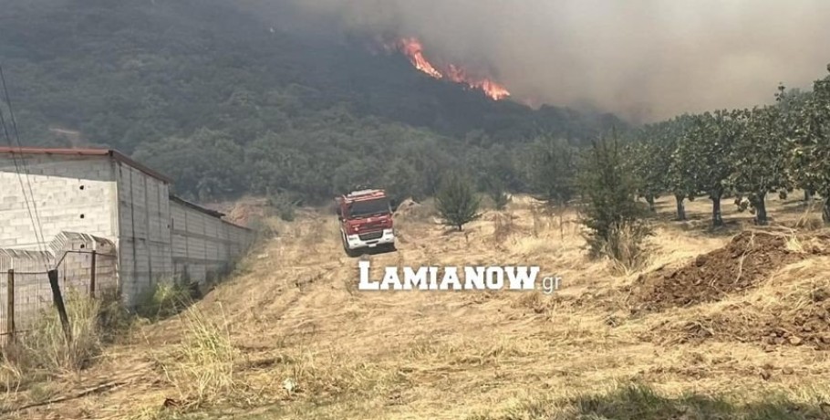 Μαίνεται η φωτιά έξω από την Μακρακώμη – μεγαλώνει το μέτωπο