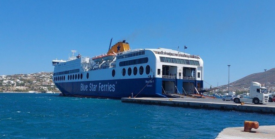 Πάρος: Μοναδικό θέαμα! – Η πανηγυρική πιρουέτα του Blue Star I στο λιμάνι του νησιού! (Βίντεο)