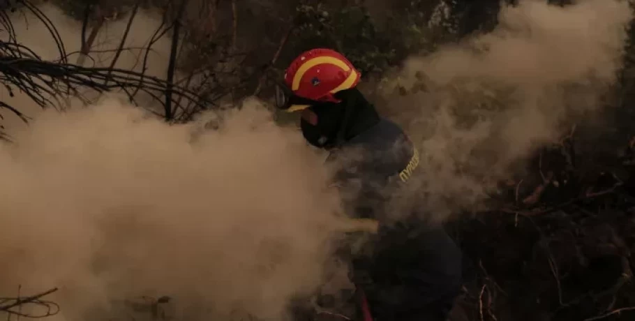 Τραυματίστηκε εποχικός πυροσβέστης σε κατάσβεση πυρκαγιάς στη Ζάκυνθο