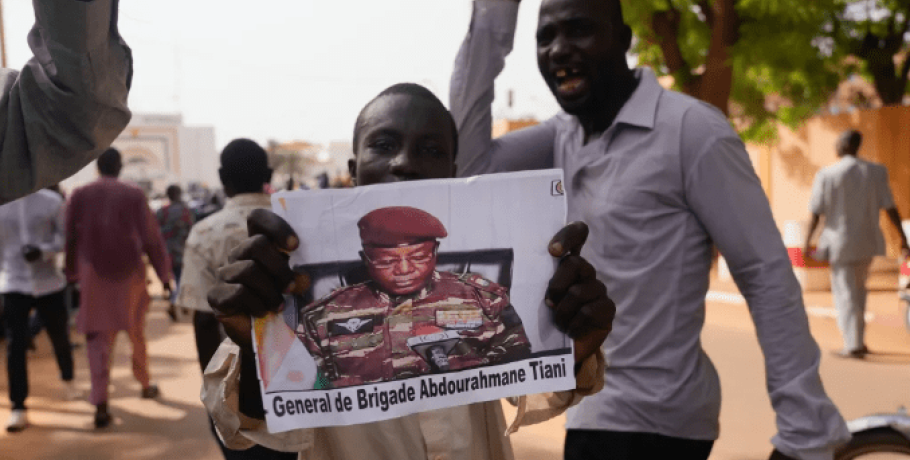 Αντιδράσεις για τις απειλές των πραξικοπηματιών του Νίγηρα ενάντια στον ανατραπέντα πρόεδρο