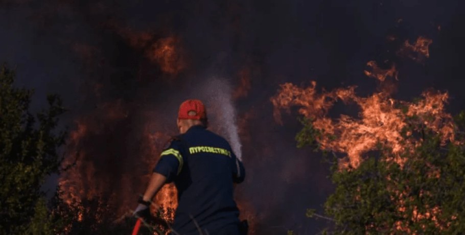 Μάχη με τις φλόγες στη Ζάκυνθο - Εκκενώνονται περιοχές