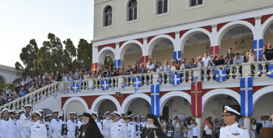 Η μπάντα του Πολεμικού Ναυτικού ψάλει τον Εθνικό Ύμνο στην Τήνο (βίντεο)