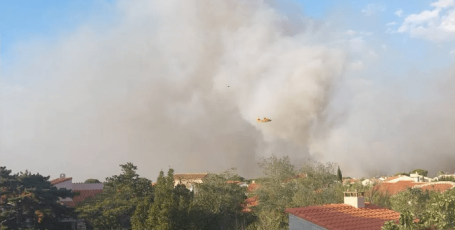 Πυρκαγιά στη νότια Γαλλία και εσπευσμένη απομάκρυνση 3.000 παραθεριστών