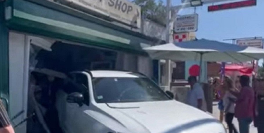 Χαλκιδική: Αυτοκίνητο «καρφώθηκε» σε κατάστημα στο Πευκοχώρι
