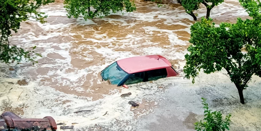 Συγκλονιστικές εικόνες από το Πήλιο: Τα ορμητικά νερά «κατάπιαν» ΙΧ μέσα σε λίγα λεπτά