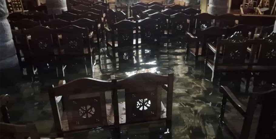 Καρδίτσα : Πλημμύρισε η εκκλησία στον Παλαμά - Με σκούπες στα χέρια διώχνουν τα νερά