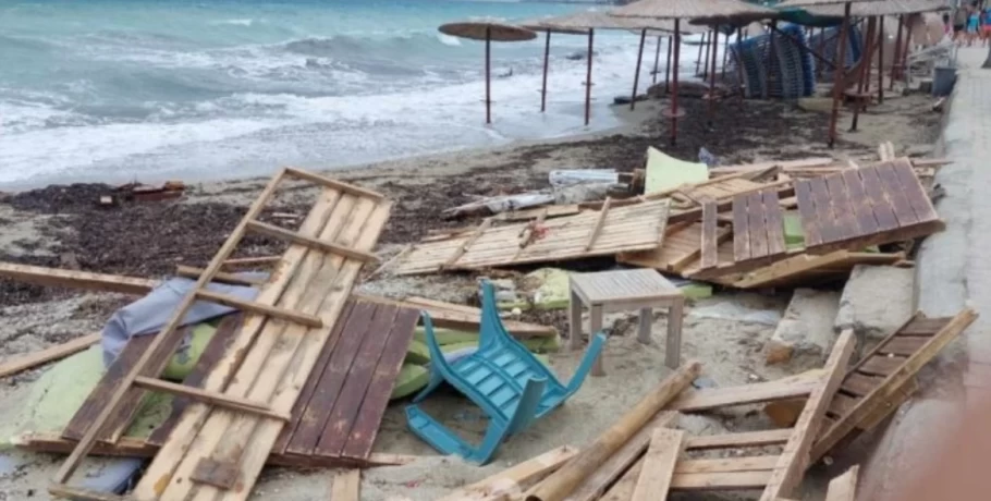 Χαλκιδική: Η θάλασσα μπήκε σε σπίτια και καταστήματα στο Πευκοχώρι