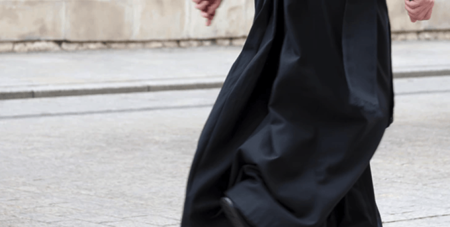 Ιερέας στην Κρήτη έκρυβε πάνω από 150.000 ευρώ σε κατσαρόλες και τάπερ