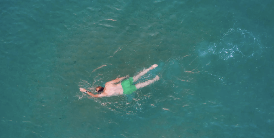 Κορινθιακός: Κολύμπησε 131 χιλιόμετρα χωρίς διακοπή και έκανε παγκόσμιο ρεκόρ