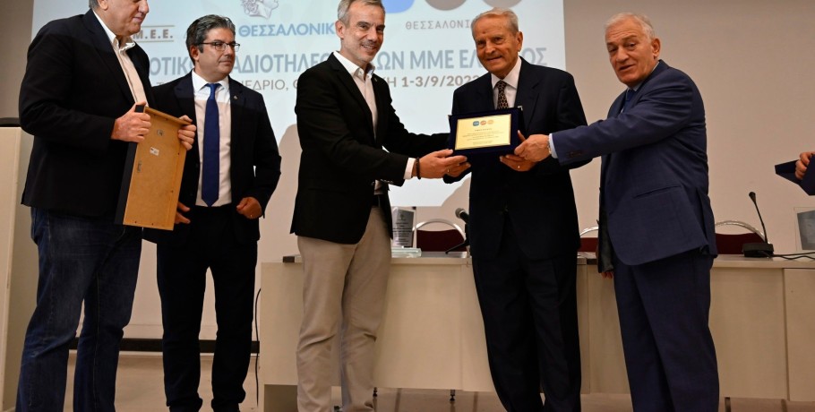 Ο Κ. Ζέρβας βράβευσε τον ιδρυτή των δημοτικών ΜΜΕ της Θεσσαλονίκης Σωτήρη Κούβελα