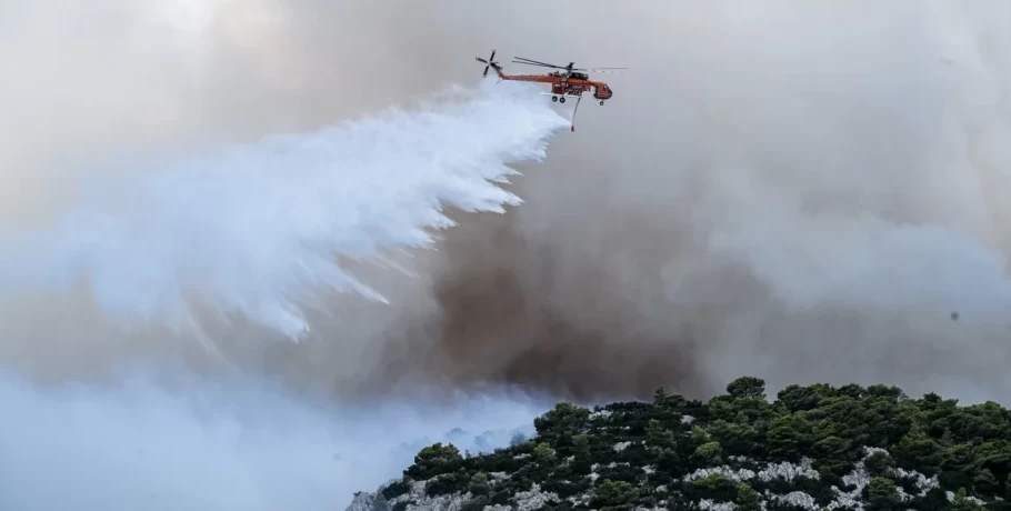 ΕΕ: Πάνω από 350 πυροσβέστες, 50 οχήματα και 12 αεροσκάφη συνδράμουν στις φωτιές στην Ελλάδα