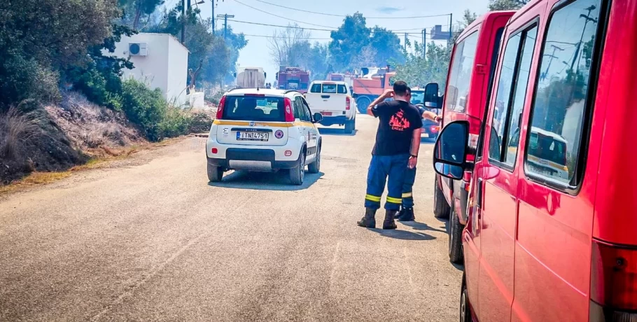 Σε επιφυλακή για τις αναζωπυρώσεις: Διάσπαρτες εστίες σε Πάρνηθα και Βοιωτία -Τα μέτωπα σε Έβρο και Ροδόπη