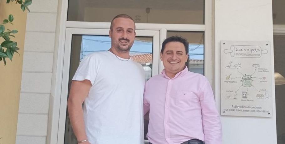 O Αρβανιτίδης Αναστάσιος αγκαλιά με την Κοινωνία σε Κίνηση και τον Γιάννη Τσεπκεκντζή