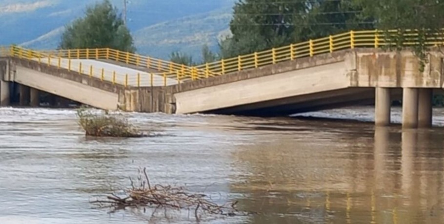 Λάρισα: Κατέρρευσε η γέφυρα στον Παλαιόπυργο