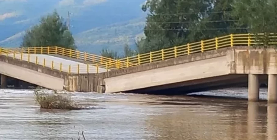 Κατέρρευσε η γέφυρα στον Παλαιόπυργο Λάρισας