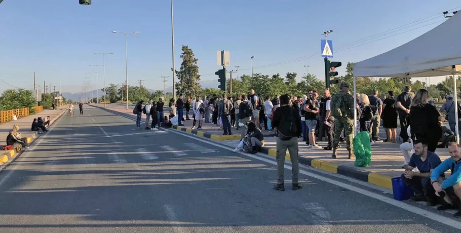 Η γέφυρα της... υπομονής στη Λάρισα: Δεκάδες περιμένουν επί ώρες να περάσουν απέναντι, πάνω σε εκσκαφείς