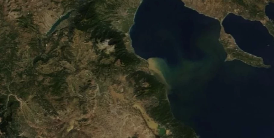 Η λάσπη από τη Θεσσαλία έφτασε μέχρι τις ακτές της Χαλκιδικής