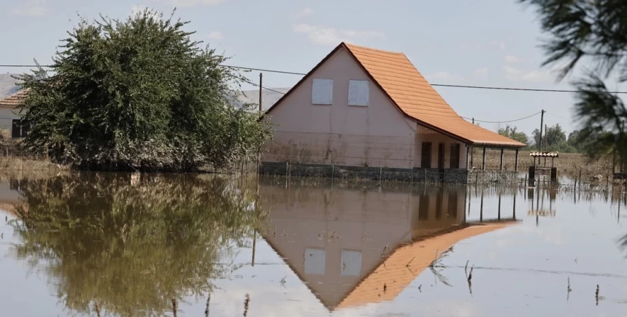 Χωρίς αίτηση η πρώτη αποζημίωση των €6.600 σε πλημμυροπαθείς από την κακοκαιρία Daniel για οικοσκευές, επισκευές και πρώτες ανάγκες