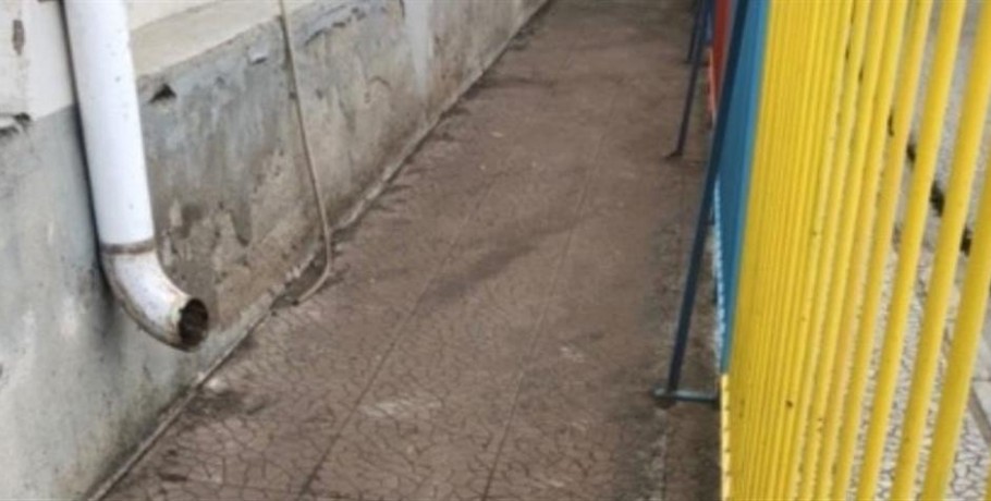 Λάρισα: Αγιασμός στα σχολεία με ακαθαρσίες και λάσπες