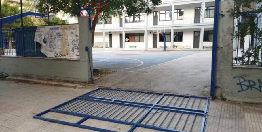 Κατέρρευσε η καγκελόπορτα του 2ου ΕΠΑΛ Βόλου- Χτύπησε εκπαιδευτικός στο κεφάλι