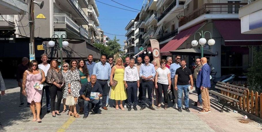 Τα καφέ και τα καταστήματα εστίασης του πεζόδρομου των Γιαννιτσών επισκέφτηκε ο υπ. δήμαρχος Πέλλας Στάθης Καστερίδης