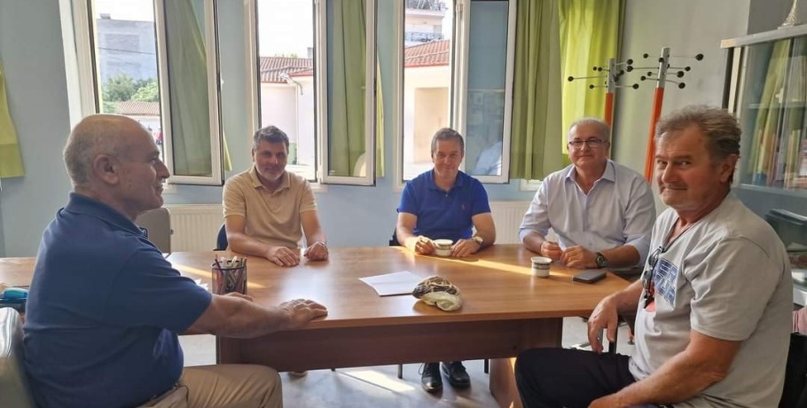 Επίσκεψη του Δημήτρη Μπίνου σε σχολικές μονάδες της Αλμωπίας